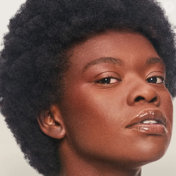 Uma dica valiosa é usar produtos leves e multifuncionais (como blush em bastão que também funciona nos lábios), já que o clima tende a ser mais quente e pede praticidade.