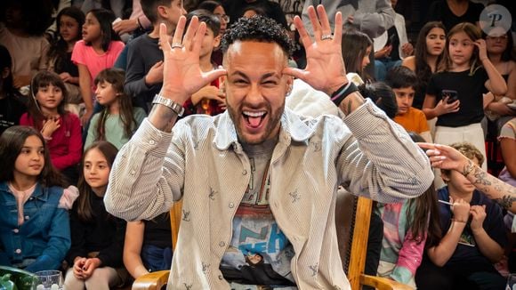 Após semanas de especulações sobre sua ausência na Seleção, Neymar Jr. foi oficialmente convocado por Carlo Ancelotti para disputar a Copa do Mundo de 2026. Nas redes sociais, Bruna Biancardi celebrou o momento com uma mensagem de fé: 'Glória a Deus'