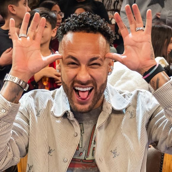 Após semanas de especulações sobre sua ausência na Seleção, Neymar Jr. foi oficialmente convocado por Carlo Ancelotti para disputar a Copa do Mundo de 2026. Nas redes sociais, Bruna Biancardi celebrou o momento com uma mensagem de fé: 'Glória a Deus'