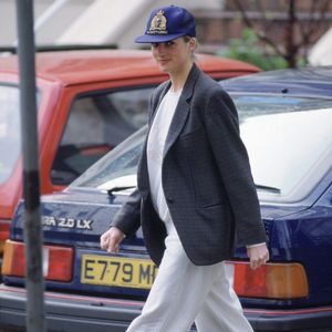Outro momento memorável aconteceu após deixar os filhos na escola, em Londres, quando repetiu a fórmula do look confortável com botas, mostrando que o item fazia parte de seu guarda-roupa cotidiano