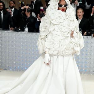 Rihanna no Met Gala 2023 com look branco da Valentino, com capa de flores camélia tridimensionais