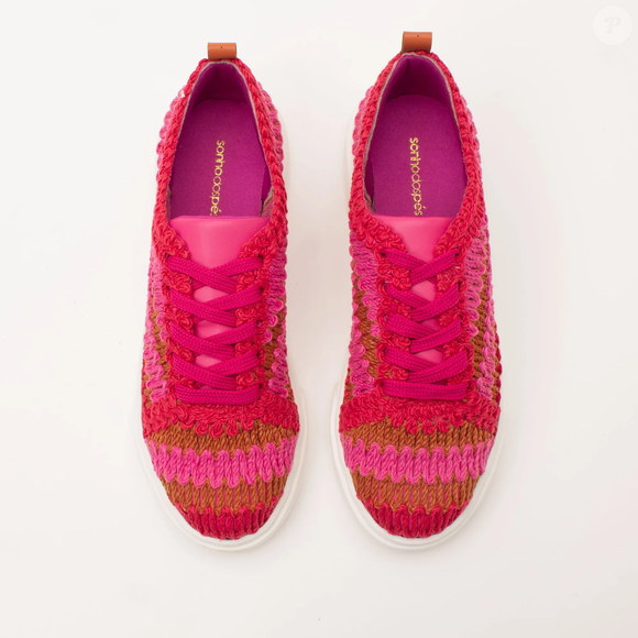 O visual artesanal ganhou uma versão fashionista nos pés com o Tênis Multicolor Ivy, da Sonho dos Pés, marca carioca lançada em 1989. O modelo colorido combina textura de tricô e crochê com acabamento moderno e preço de R$ 89,90