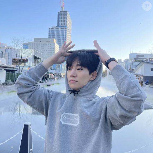 Lee Junho também é cantor e já sofreu uma lesão no ombro durante uma acrobacia ousada