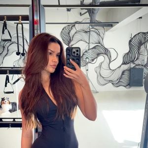 Juliette movimentou o BBB 26 fora da casa ao publicar um tuíte enigmático sobre 'porcentagem', interpretado por fãs como uma possível indireta para Sarah Andrade, que enfrenta o Paredão da semana