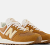 Para quem busca um visual elegante e sem esforço, a combinação do New Balance 574 V2 com casaco bege texturizado, tricô claro e calça off-white é uma aposta certeira. O resultado é um look confortável, sofisticado e perfeito para os dias frios