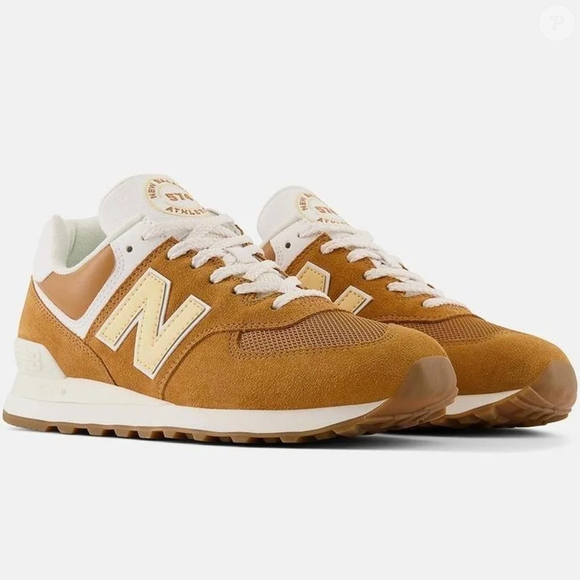 Para quem busca um visual elegante e sem esforço, a combinação do New Balance 574 V2 com casaco bege texturizado, tricô claro e calça off-white é uma aposta certeira. O resultado é um look confortável, sofisticado e perfeito para os dias frios