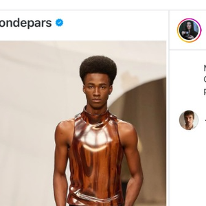 Após viralizar nas redes, a comparação entre um look da Mondepars e uma peça histórica de Hussein Chalayan recebeu uma resposta pública de João Lucas. O marido de Sasha Meneghel reconheceu a inspiração, destacou diferenças técnicas e foi elogiado pela postura conciliadora