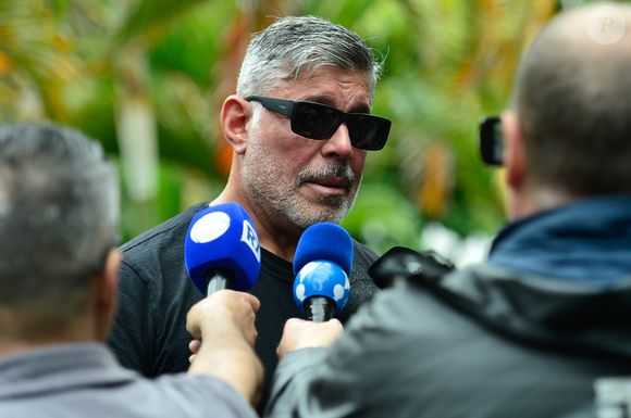 Velório de JP Mantovani: Alexandre Frota conversou com a imprensa no adeus ao influencer