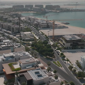 Ligada ao continente por uma ponte privativa de cerca de 300 metros, a Jumeirah Bay Island reúne mansões de altíssimo padrão, marina para iates e propriedades avaliadas em milhões de dólares