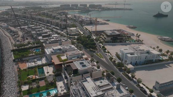 Ligada ao continente por uma ponte privativa de cerca de 300 metros, a Jumeirah Bay Island reúne mansões de altíssimo padrão, marina para iates e propriedades avaliadas em milhões de dólares