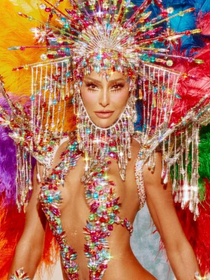 Com peso de 40 kg e mais de 10 mil cristais, Sabrina Sato evidencia virilha sarada em fantasia multicolorida como rainha de bateria da Vila Isabel; 20 fotos!