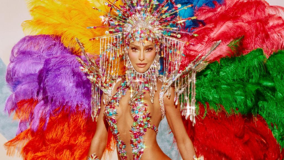 Com peso de 40 kg e mais de 10 mil cristais, Sabrina Sato evidencia virilha sarada em fantasia multicolorida como rainha de bateria da Vila Isabel; 20 fotos!