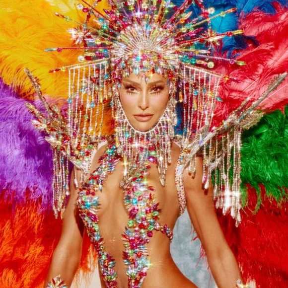 Com mais de 10 mil cristais e peso de 40 kg, Sabrina Sato evidencia virilha sarada em fantasia multicolorida como rainha de bateria da Vila Isabel; 20 fotos!