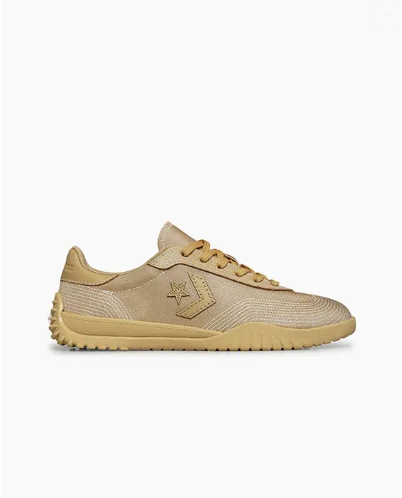 O tênis bege da Converse que minha tia moderna não tira mais do pé já virou aposta certeira para usar com vestido midi estampado ou liso