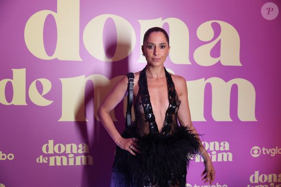 Camila Pitanga posou super elegante com um vestido repleto de plumas e transparência, durante o lançamento de 'Dona de Mim'.