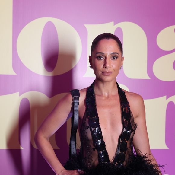 Camila Pitanga posou super elegante com um vestido repleto de plumas e transparência, durante o lançamento de 'Dona de Mim'.