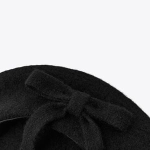 Já a boina com laço é ideal para quem prefere uma estética mais delicada. Inspirada no estilo romântico, ela complementa vestidos leves ou até combinações mais simples, trazendo um acabamento feminino e sofisticado na medida certa