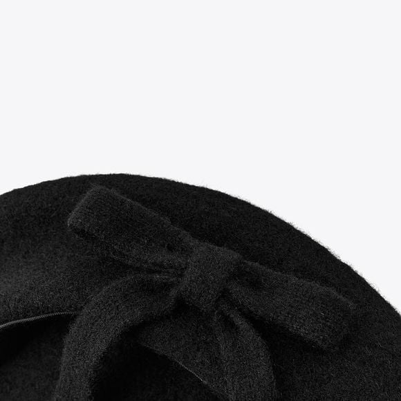 Já a boina com laço é ideal para quem prefere uma estética mais delicada. Inspirada no estilo romântico, ela complementa vestidos leves ou até combinações mais simples, trazendo um acabamento feminino e sofisticado na medida certa