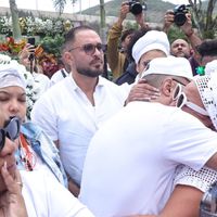 Último adeus a Arlindo Cruz: Diogo Nogueira, Xande de Pilares e mais se despedem em sepultamento após velório com samba e cerveja; fotos