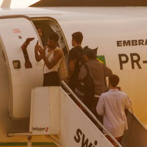 João Guilherme faz primeira aparição após término com Bruna Marquezine; ator viaja para ação de Carnaval com Anitta