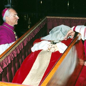 Velório do Papa João Paulo II foi marcado para o mesmo dia do casamento de Charles e Camilla