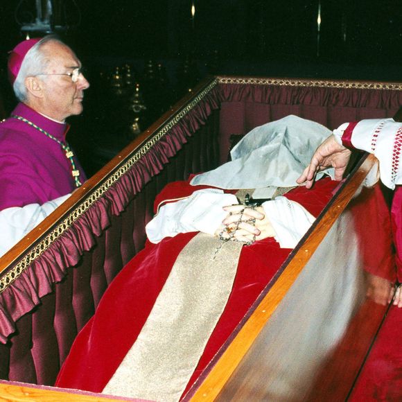 Velório do Papa João Paulo II foi marcado para o mesmo dia do casamento de Charles e Camilla