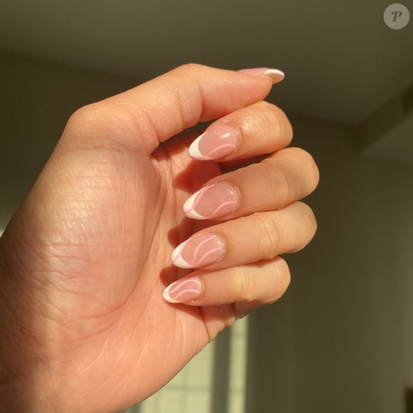 Esmalte nude com francesinha é opção para quem ama clássicos