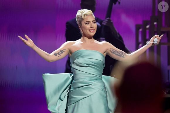 Lady Gaga se apresentou com vestido azul com maxi-laço e ficou emocionada ao falar de Tony Bennett, seu parceiro no projeto 'Love For Sale'