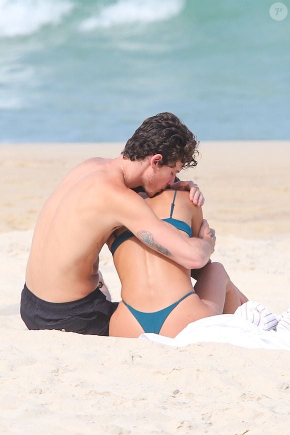 Shawn Mendes fez carinho na namorada, Bruna Marquezine, em praia do Rio
