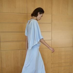 O acabamento acetinado e a silhueta fluida fazem deste vestido de R$ 629 uma das peças mais sofisticadas da nova coleção da Zara