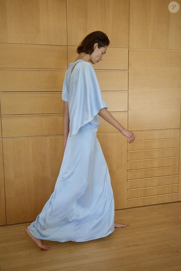 O acabamento acetinado e a silhueta fluida fazem deste vestido de R$ 629 uma das peças mais sofisticadas da nova coleção da Zara