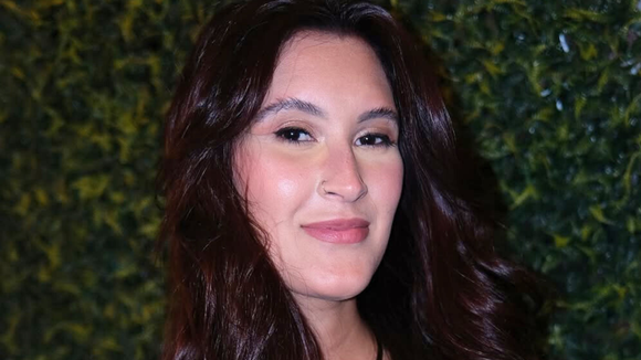 Esse vestido de festa de Bia Bonemer, filha de Fátima e Bonner, tem a cor mais elegante para a temporada de Primavera-Verão