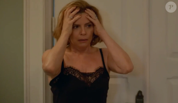 Novela 'Vale Tudo': Odete Roitman (Debora Bloch) fica atônita quando descobre o vazamento de informações importantes da TCA.
