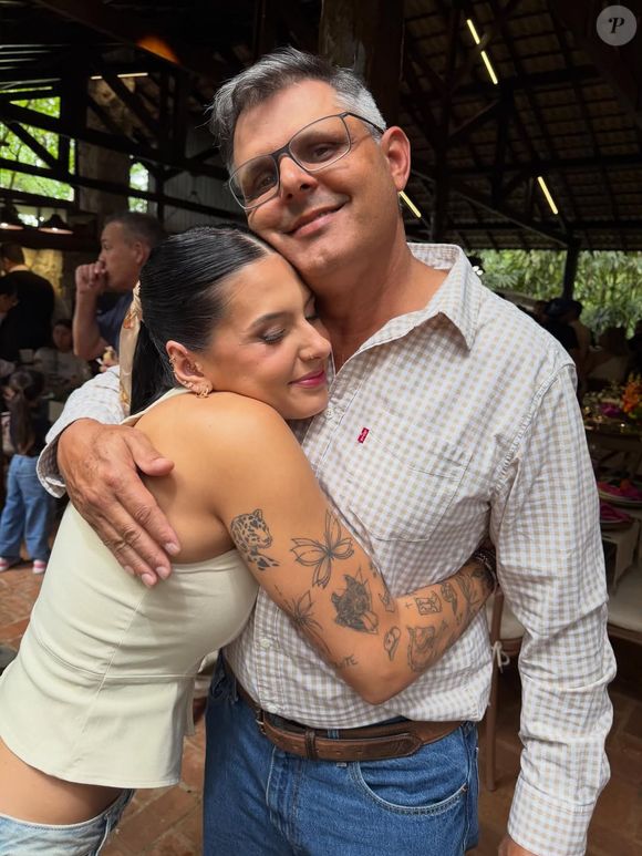 Ana Castela também surgiu em foto com o pai, Rodrigo Castela, em festa de aniversário