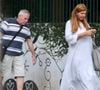 Roberta Close passeou sem maquiagem, com um vestido branco largo e fluido e uma bolsa