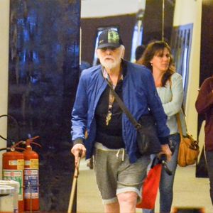 Francisco Cuoco faz uso de sonda no nariz e precisa de ajuda para ficar em pé e na hora do banho - foto de arquivo mostra ator em momento de lazer