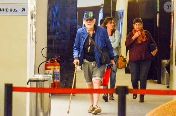 Francisco Cuoco faz uso de sonda no nariz e precisa de ajuda para ficar em pé e na hora do banho - foto de arquivo mostra ator em momento de lazer