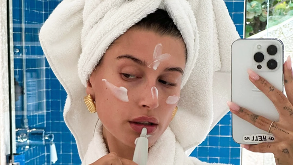 A Loção Deo-Hidratante Milk da Nivea, indicada para pele seca e extrasseca, oferece hidratação profunda por até 72 horas com ácido hialurônico. Quando combinada com o Body Splash Lilac, da Giovanna Baby, que apresenta acorde cítrico frutado com nuances de anis e mistura lavanda, ylang-ylang, jasmim e lírio, o resultado ganha um toque elegante criando um efeito delicado e sofisticado que faria até a Hailey Bieber pirar