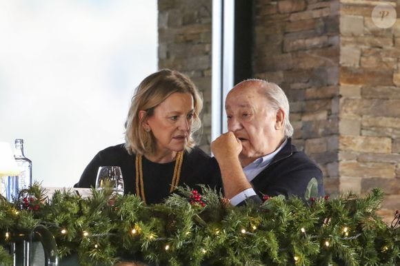 Mulher de Amancio Ortega, Flora Pérez começou a costurar por influência da mãe ainda muito cedo. Por volta dos 30 anos, ela foi contratada para o departamento de corte da Inditex