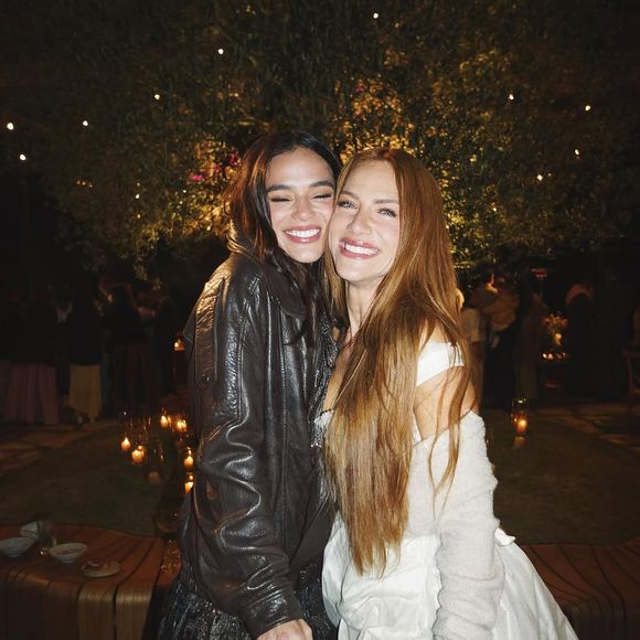 Bruna Marquezine roubou a cena durante a renovação de votos de Giovanna Ewbank e Bruno Gagliasso neste sábado (09)