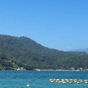 Dua Lipa e seus familiares passearam de lancha e tomaram banho de mar