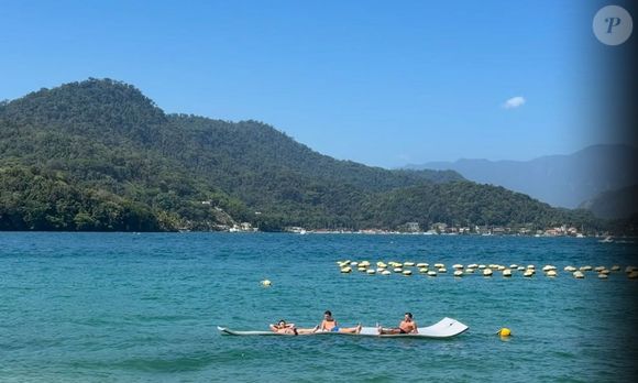 Dua Lipa e seus familiares passearam de lancha e tomaram banho de mar
