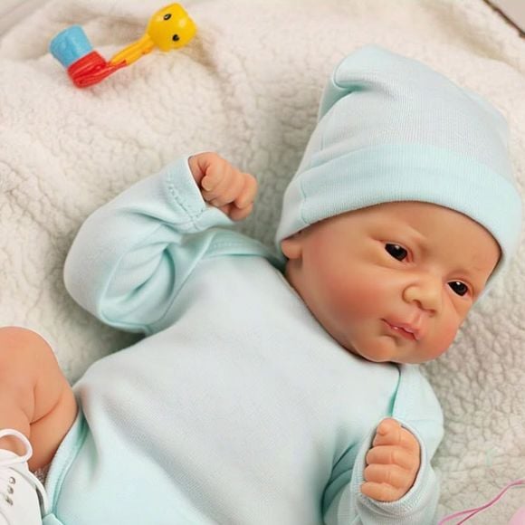 Gracyanne Barbosa compartilhou a 'adoção' de um bebê reborn na web.