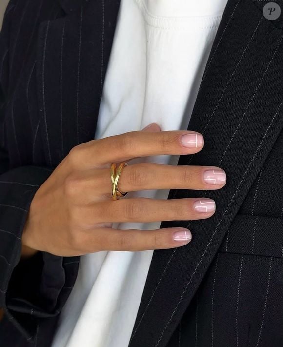 Unhas minimalistas e com traços geométricos, como linhas finas, listras ou outros formatos orgânicos, trazem um ar mais divertido às suas unhas.