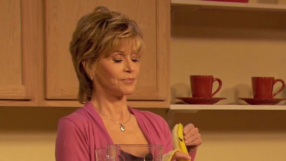 Com banana, whey e iogurte desnatado: essa vitamina proteica é o segredo da vitalidade de Jane Fonda aos 88 anos; ajuda a emagrecer e é ótima para o pré-treino