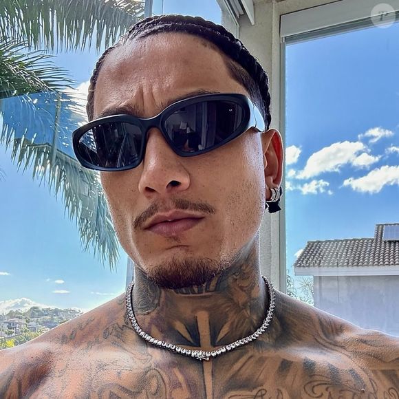 Dynho Alves foi alfinetado por uma internauta: ‘Qual a chance de a Globo colocar um cara que faz conteúdo adulto pra dançar no domingo da família?’