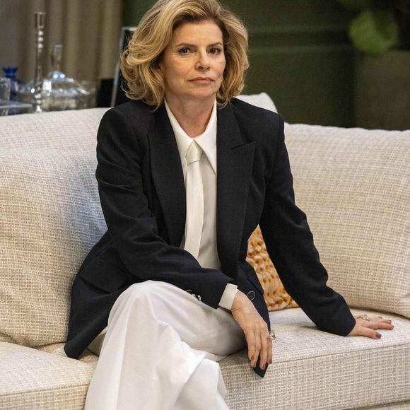 Novela 'Vale Tudo': Odete Roitman (Debora Bloch) propõe aliança para Maria de Fátima (Bella Campos).