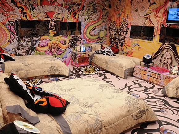 BBB 10 – os quartos apresentavam temas ligados à tatuagem e ao grafite, com cores vibrantes e uma decoração cheia de atitude