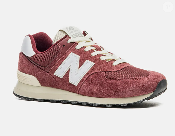 Tênis New Balance  574 V2 é sofisticado, com amortecimento de EVA na entressola, além de funcionar tanto em encontros românticos como em dias chuvosos.