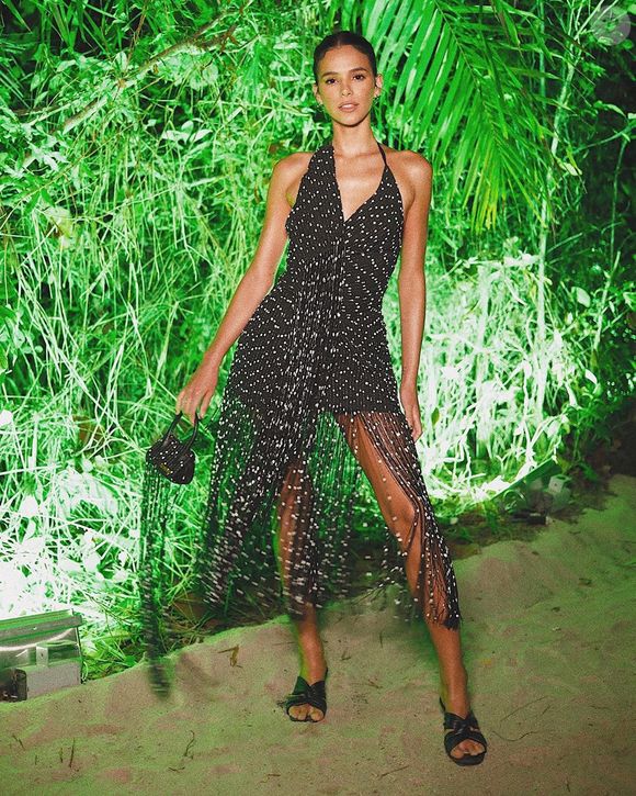 Moda de Bruna Marquezine: vestido preto assimétrico com aplicações de miçanga foi escolha da atriz em Trancoso, na Bahia